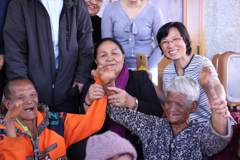 Khám, phát thuốc miễn phí cho bà con đồng bào Jrai - 2 Niềm vui của bệnh nhân bị bệnh phong khi được khám chữa bệnh