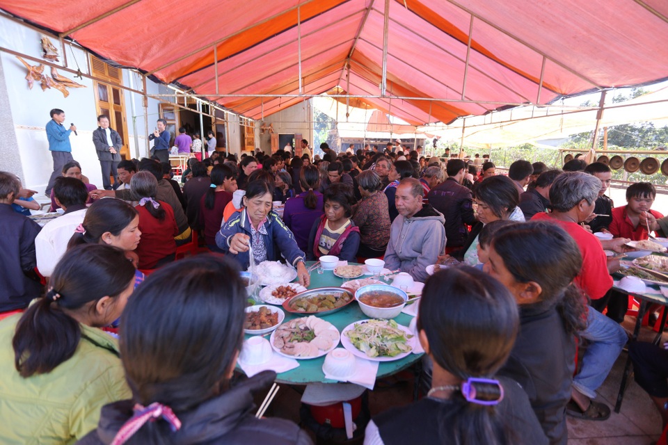 Khám, phát thuốc miễn phí cho bà con đồng bào Jrai - 3 Bà con còn được các bác sĩ chuẩn bị những suất cơm miễn phí