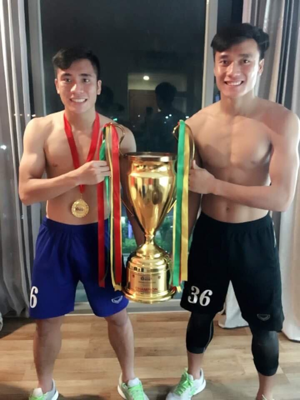 Sở hữu chiều cao 1m81, hình thể vạm vỡ, chuẩn 6 múi, Bùi Tiến Dũng (phải) còn nam tính với chiếc cằm vuông, đôi mắt mí lót đáng yêu.