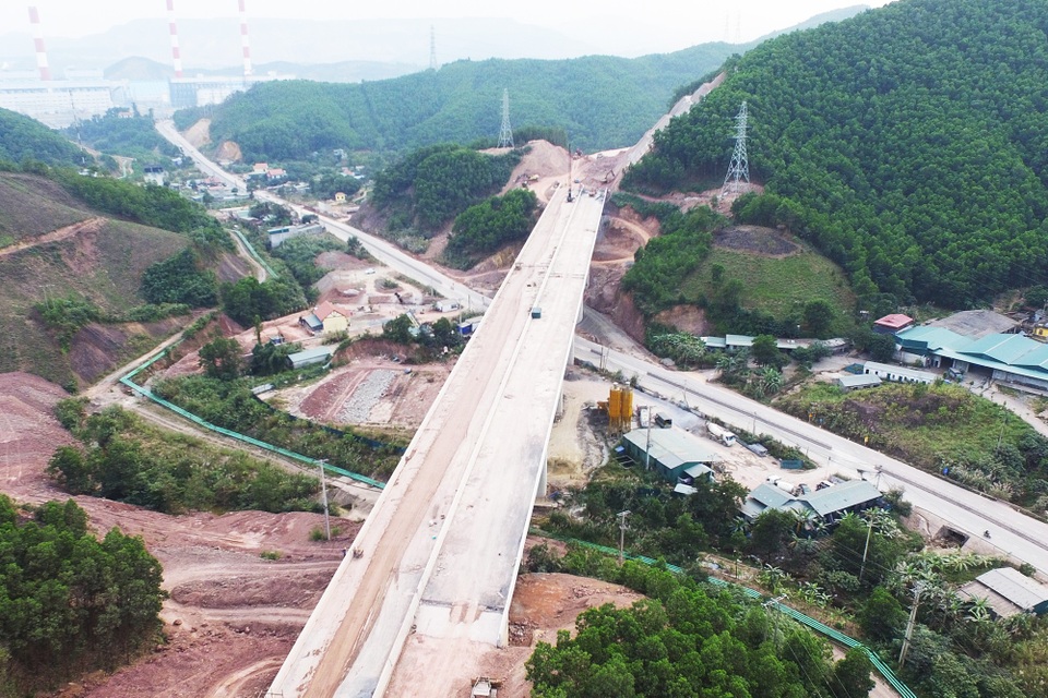 Hút vốn tư nhân vào hạ tầng, Quảng Ninh “ghi điểm” mạnh - 2 Cao tốc Móng Cái - Vân Đồn đang ở giai đoạn hoàn thiện...