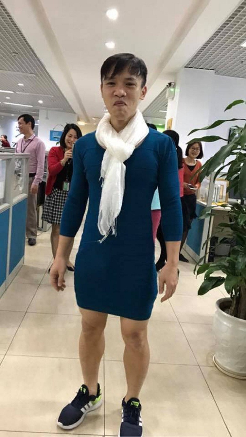 Sốc: Chồng mặc váy vợ đi làm sau khi U23 Việt Nam giành vé vào chung kết - 3 Sốc: Chồng mặc váy vợ đi làm sau khi U23 Việt Nam giành vé vào chung kết - 3