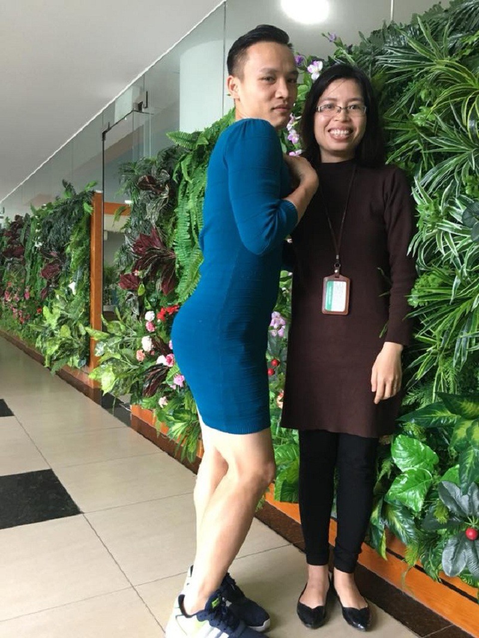 Sốc: Chồng mặc váy vợ đi làm sau khi U23 Việt Nam giành vé vào chung kết - 2 Người đàn ông nói được làm được