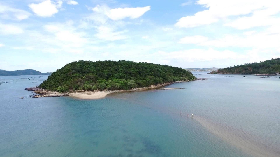 Nhất tự Sơn là một trong những hòn đảo đẹp nhất của vịnh Xuân Đài, thuộc địa bàn xã Xuân Thọ 1, thị xã Sông Cầu. Điều độc đáo của Nhất Tự Sơn chính là con đường vượt biển ra đảo, nằm chìm dưới làn nước và chỉ hé lộ ra theo dòng thủy triều rút xuống, đã tạo nên một cảnh quan ngoạn mục đầy kích thích đối với du khách.