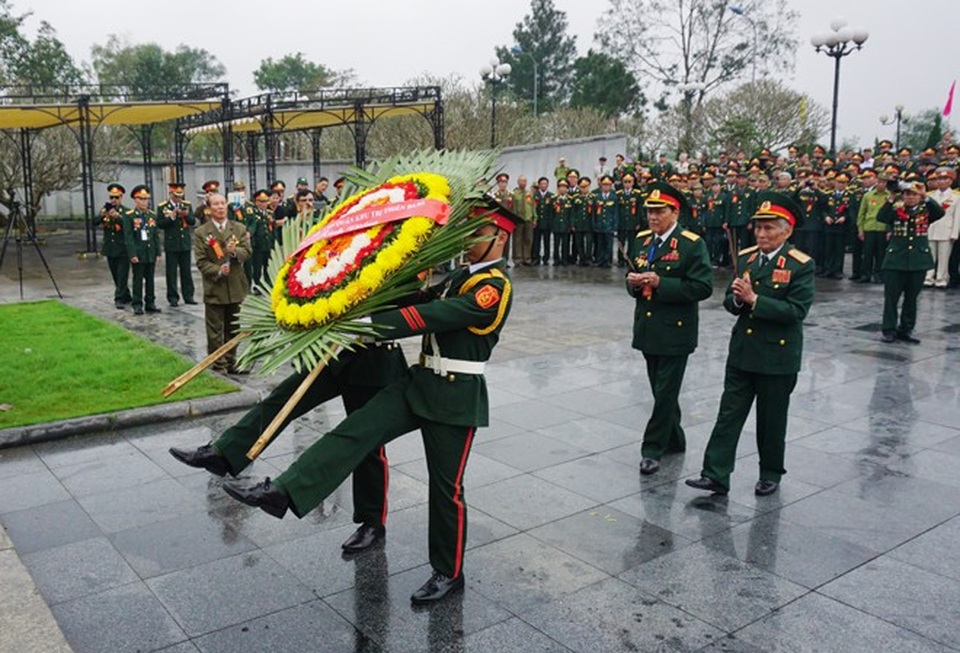 Mít tinh trọng thể kỉ niệm 50 năm tổng tiến công nổi dậy Xuân Mậu Thân - 1 Đoàn cựu chiến binh chiến trường Trị - Thiên Huế dâng hoa, dâng hương tưởng nhớ các anh hùng liệt sỹ tại Nghĩa trang Đường 9 (Quảng Trị)
