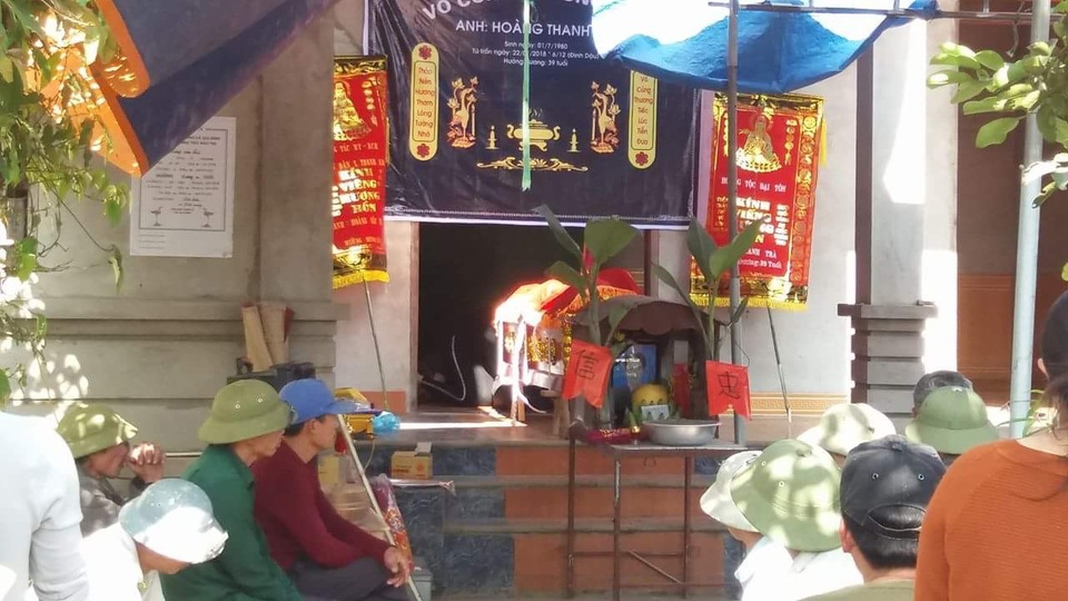 Vụ người đàn ông bị chém tử vong trong nhà hàng xóm: Do mắc nợ lâu ngày không trả? - 2 Người thân trong gia đình đau xót trước sự ra đi của anh Trà.