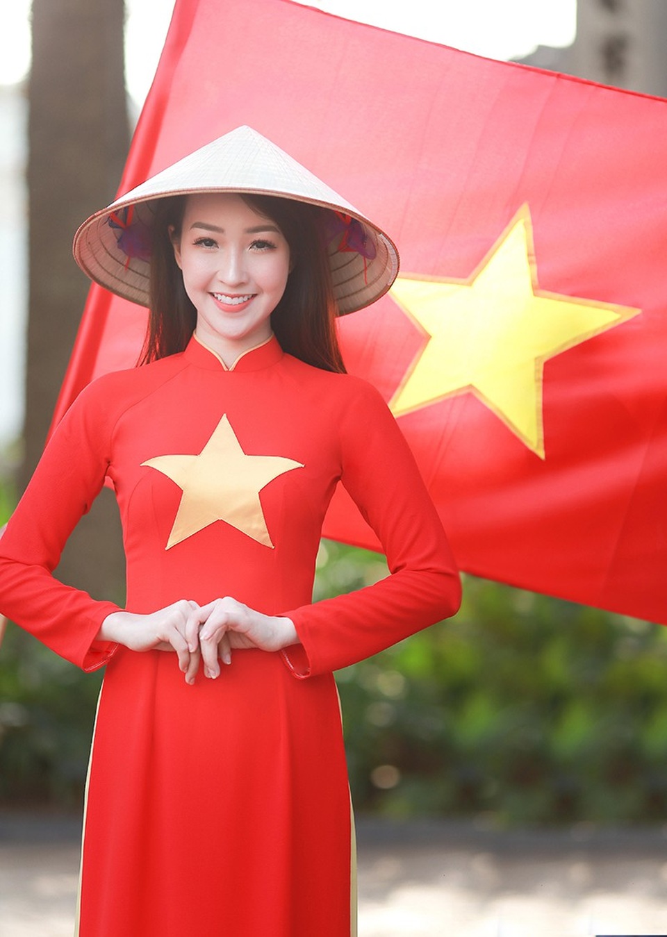 Nữ cổ động viên xinh đẹp của U23 Việt Nam - 1 Với khuôn mặt khả ái, nụ cười tươi tỏa nắng, Kiều Nhi “đốn tim” người xem trong bộ ảnh do nhiếp ảnh gia Đỗ Xuân Bút thực hiện. Được biết cô có niềm yêu thích đặc biệt với môn thể thao vua, ngay từ những trận bóng đầu tiên của U23 Việt Nam, Kiều Nhi đã mang tinh thần nồng nhiệt của một cổ động viên xinh đẹp, tài năng.