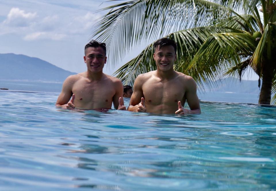 Clip khoe giọng hát và biểu cảm dễ thương của thủ môn Bùi Tiến Dũng - 5