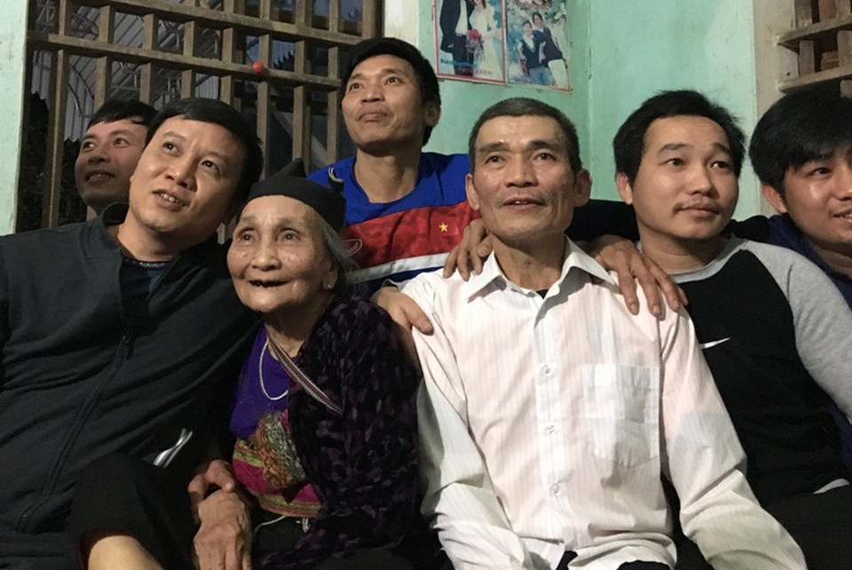 Bố "người nhện" Bùi Tiến Dũng tiết lộ lý do không sang Trung Quốc - 1
Ông Bùi Văn Khánh (người mặc áo trắng) hạnh phúc với thành quả của con trai.