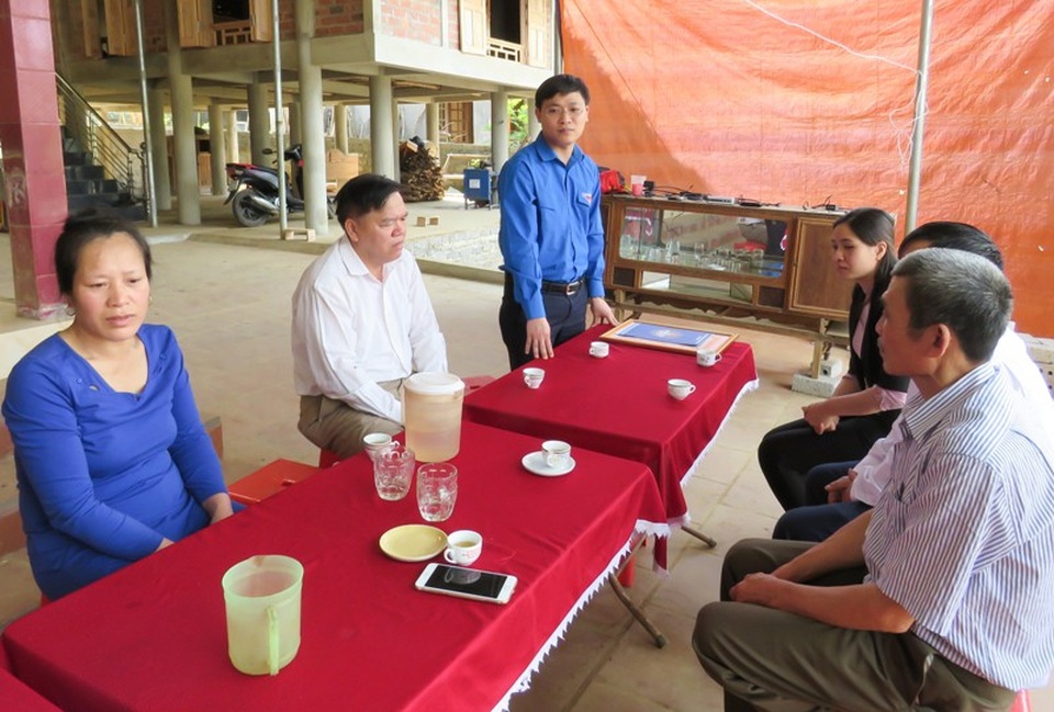 Gia đình thủ môn Bùi Tiến Dũng đón thêm niềm vui - 1
Anh Hoàng Văn Thanh - Phó Bí thư Tỉnh đoàn Thanh Hóa chúc mừng gia đình thủ môn Bùi Tiến Dũng