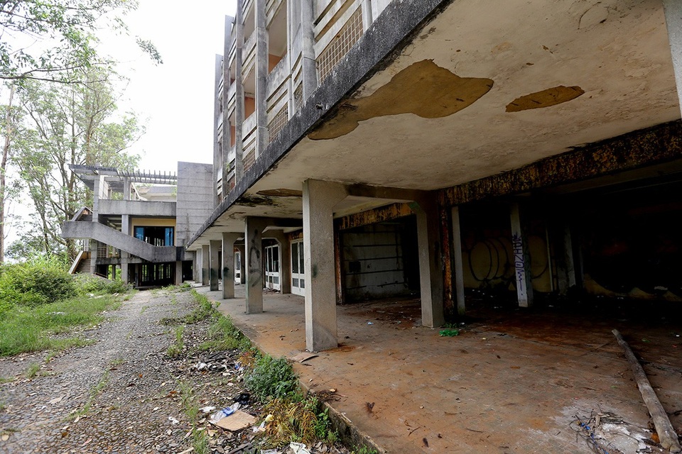 Tu viện có khoảng 7 ha đất gồm nhà nguyện và khu nội viện được xây dựng theo kiến trúc Gothic.