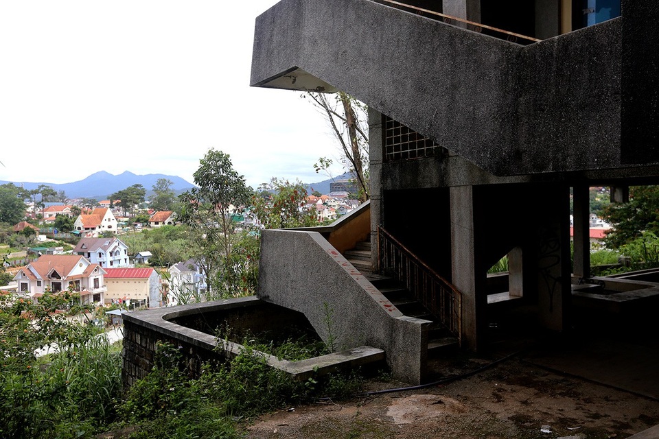 Tu viện dòng Franciscaines nằm trên đường Hùng Vương, TP Đà Lạt, Lâm Đồng vốn là của dòng nữ tu Franciscaines (tên Việt hóa là Dòng Phan Sinh Thừa Sai Đức Mẹ), do người Pháp xây dựng và được các nữ tu mua lại năm 1958.