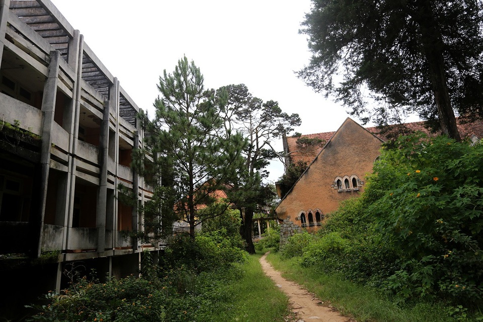 Đường đi mọc đầy cỏ dại, rất ít người qua lại.