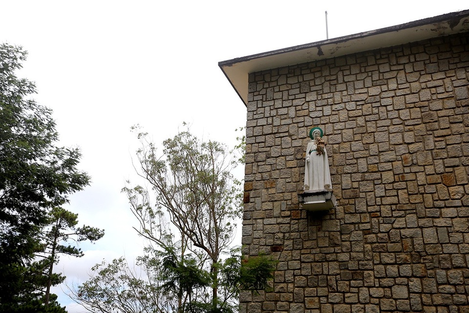 Dấu ấn còn sót lại của công trình kiến trúc là bức tượng Đức Mẹ bên hông ngôi nhà nguyện.