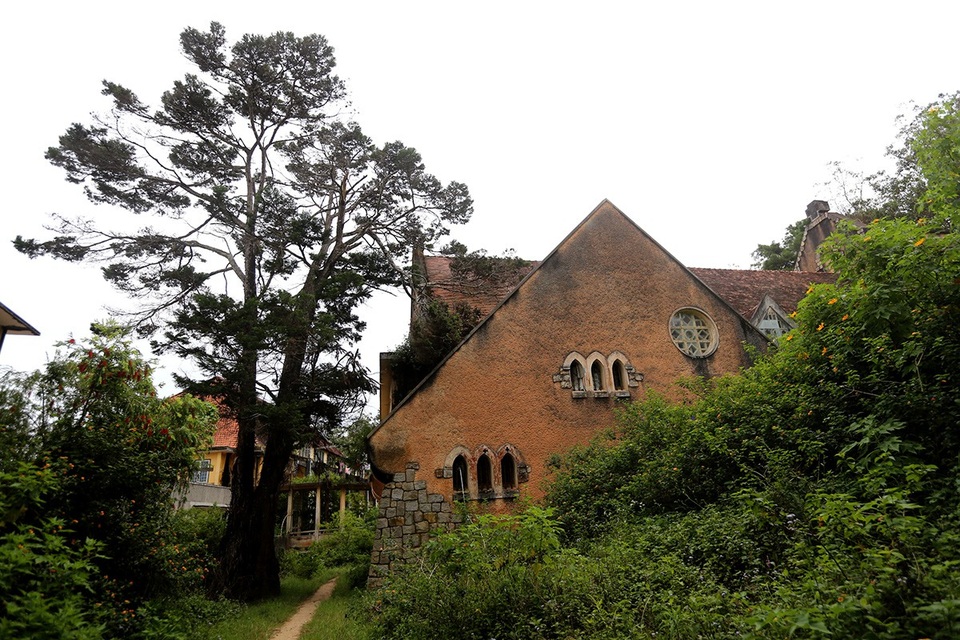 Một phần kiến trúc chưa bị cỏ dại che kín.