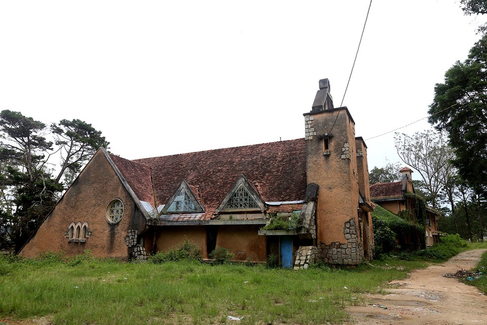 Nhìn bên ngoài, kiến trúc của tu viện còn khá hoàn chỉnh.