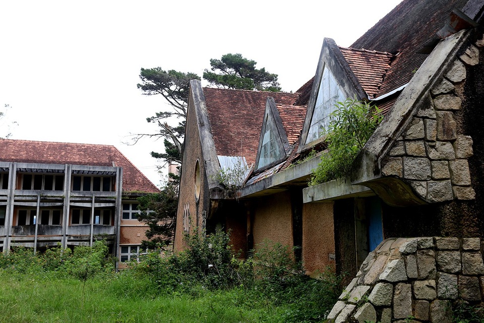 Từ năm 1966, tu viện bắt đầu thực hiện chuyên môn giáo dục, trở thành ngôi trường chuyên đào tạo kế toán, thư ký. Khoảng 3 năm sau, tu viện chính thức trở thành trường Thương mại Việt Nữ. Để đáp ứng nhu cầu học viên, tu viện xây dựng thêm hai khối nhà mới gồm nhà học và khu nội trú theo phong cách kiến trúc hiện đại bên cạnh các công trình cũ.