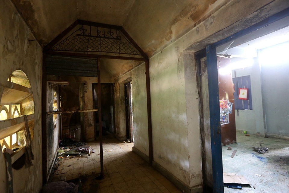 Bên trong phòng từng là nơi ở của các nữ tu cũ nát, rêu phong và bụi đất bám khắp nơi.