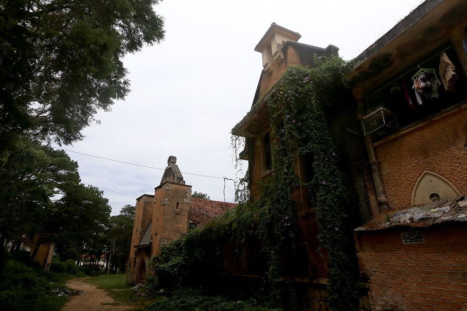 Sau khi tu viện đóng cửa, hai khu nhà lớn được chuyển thành cơ sở cho trường Bổ túc Văn hóa rồi làm khách sạn Lâm Viên, thành trường THPT Trần Phú. Nhà nguyện cổ và khu nội viện được dùng làm nhà kho, phòng học thể dục. Khoảng năm 2000, trường học Trần Phú được xây dựng mới, các công trình nơi đây bị bỏ hoang.