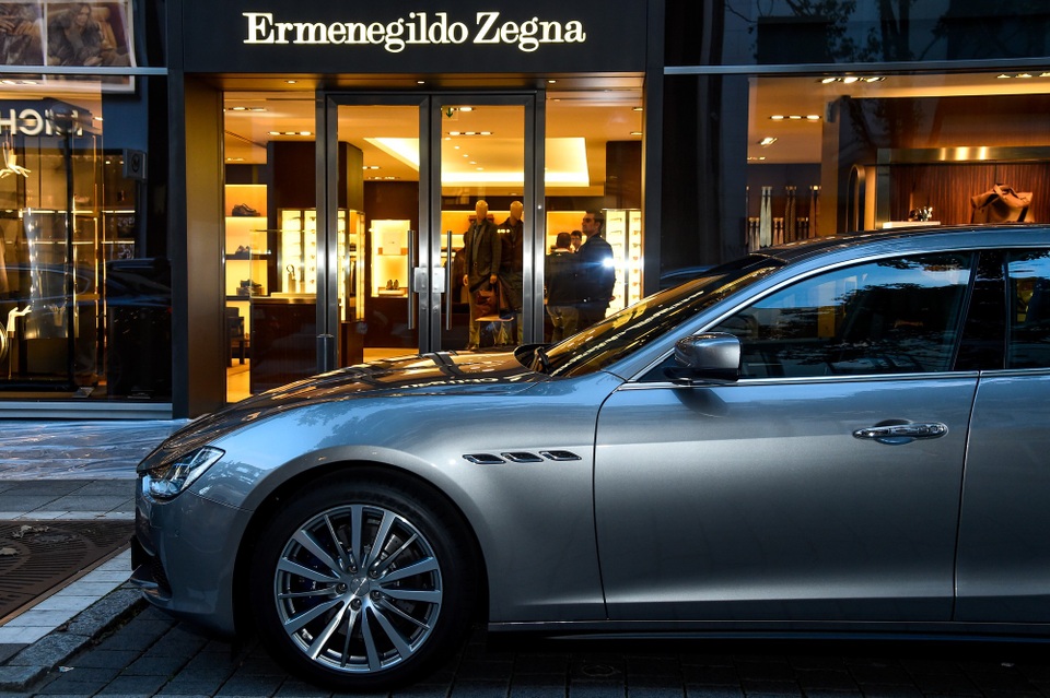 Sở hữu Maserati - Sở hữu một tác phẩm nghệ thuật khơi gợi nhiều cảm hứng - 2
Maserati táo bạo hợp tác với Ermenegildo Zegna mang chất liệu lụa danh tiếng vào các chi tiết trên các dòng xe kinh điển khiến cho người sở hữu một chiếc Maserati cảm giác được mặc chiếc áo vest thiết kế riêng biệt giữa một thế giới mà mọi người đều mặc đồng phục