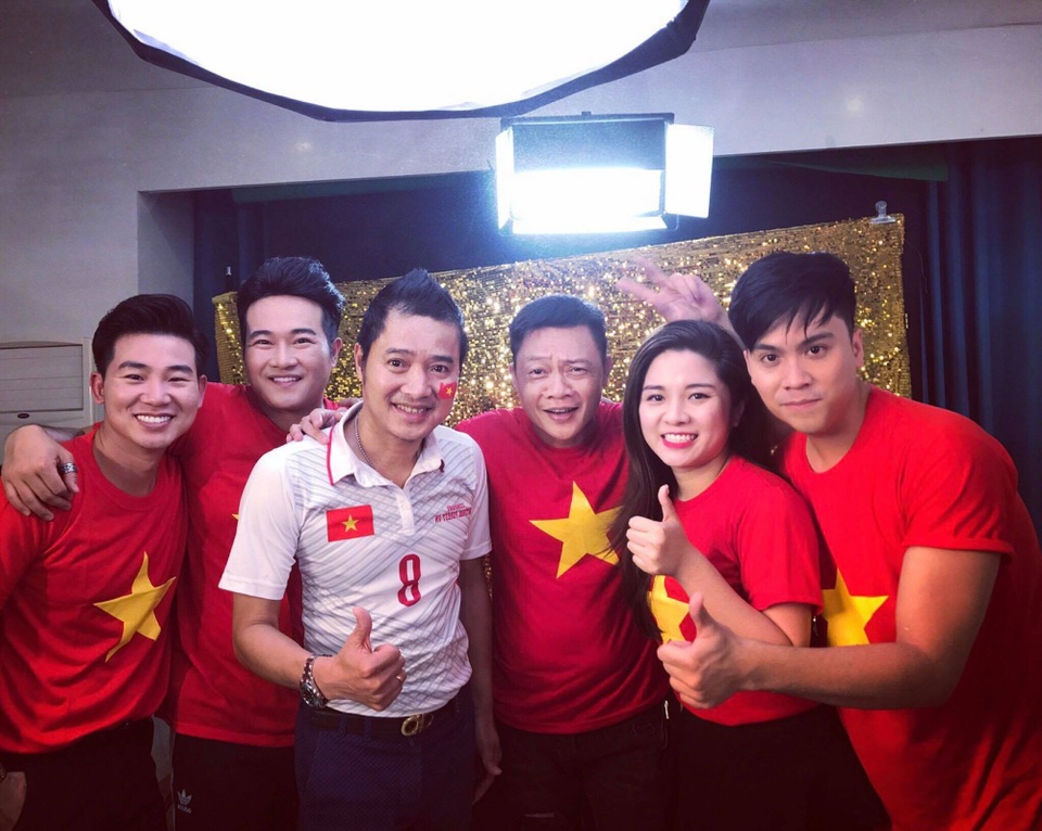 Nhiều nghệ sĩ Việt hoà giọng MV, sáng tác ca khúc cổ vũ U23 Việt Nam - 1 Cựu tiền vệ Hồng Sơn cũng đến hưởng ứng lời kêu gọi của ca sĩ Minh Quân chiều 25/1.