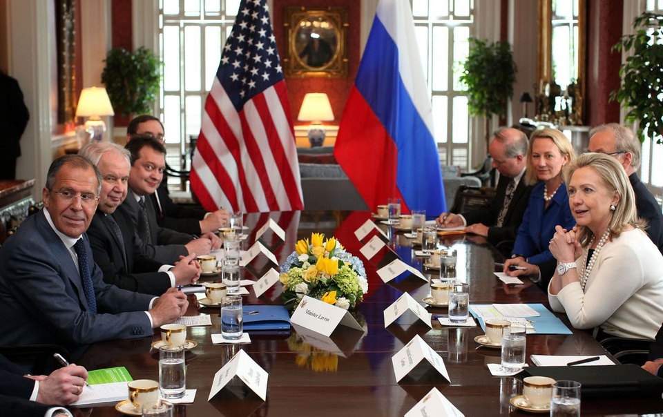 Nhà khách Blair House nằm dưới sự quản lý của Văn phòng Lễ tân Bộ Ngoại giao. Các nhân viên sẽ có trách nhiệm dọn dẹp và chuẩn bị nhà cho các vị khách tới Blair House. Trong ảnh: Cựu Ngoại trưởng Mỹ Hillary Clinton họp song phương với người đồng cấp Nga Sergey Lavrov tại một trong số các phòng họp của Blair House năm 2012. (Ảnh: Getty)