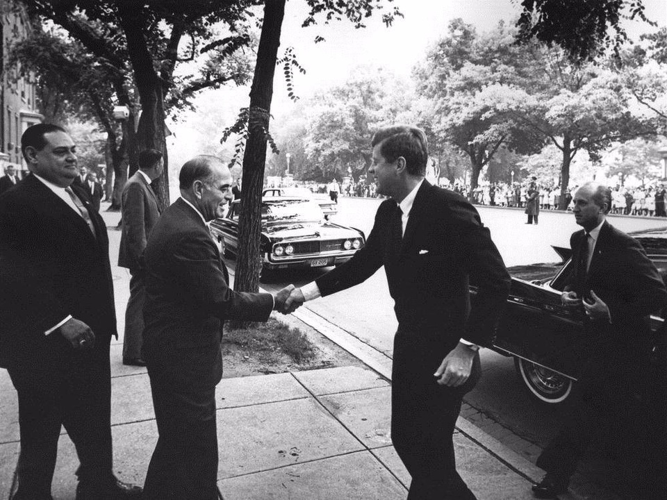 Kể từ đó, Blair House trở thành nơi đón tiếp nhiều vị khách và phái đoàn cấp cao khi tới thủ đô Washington của Mỹ. Trong ảnh: Cố Tổng thống John F. Kennedy đón người đồng cấp Panama Roberto F. Chiari hồi tháng 6/1962. (Ảnh: Wikipedia Commons)