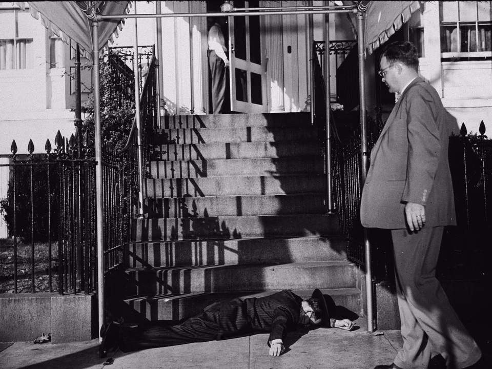 
Năm 1950, hai người Puerto Rico theo chủ nghĩa dân tộc đã tìm cách ám sát cố Tổng thống Truman tại nhà khách Blair House. Cảnh sát sau đó đã ngăn không cho hai đối tượng này tiếp cận căn nhà, giết chết một người và làm bị thương người còn lại. Trong ảnh: Kẻ ám sát Oscar Collazo nằm trên bậc thềm dẫn lên Blair House vào tháng 11/1950. (Ảnh: Getty)
