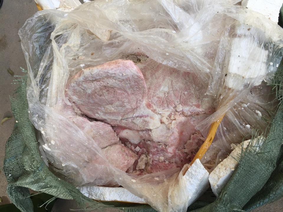 300 kg nầm lợn đang trong quá trình phân hủy, bốc mùi hôi thối