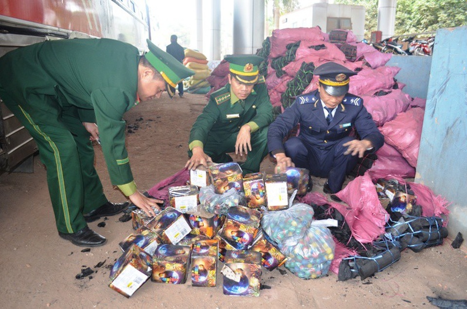 Bắt giữ hàng loạt vụ mua bán, vận chuyển pháo lậu "khủng" vùng biên - 2
Pháo lậu được cất giấu trong than củi, bao tải chứa hành rồi vận chuyển vào nội địa