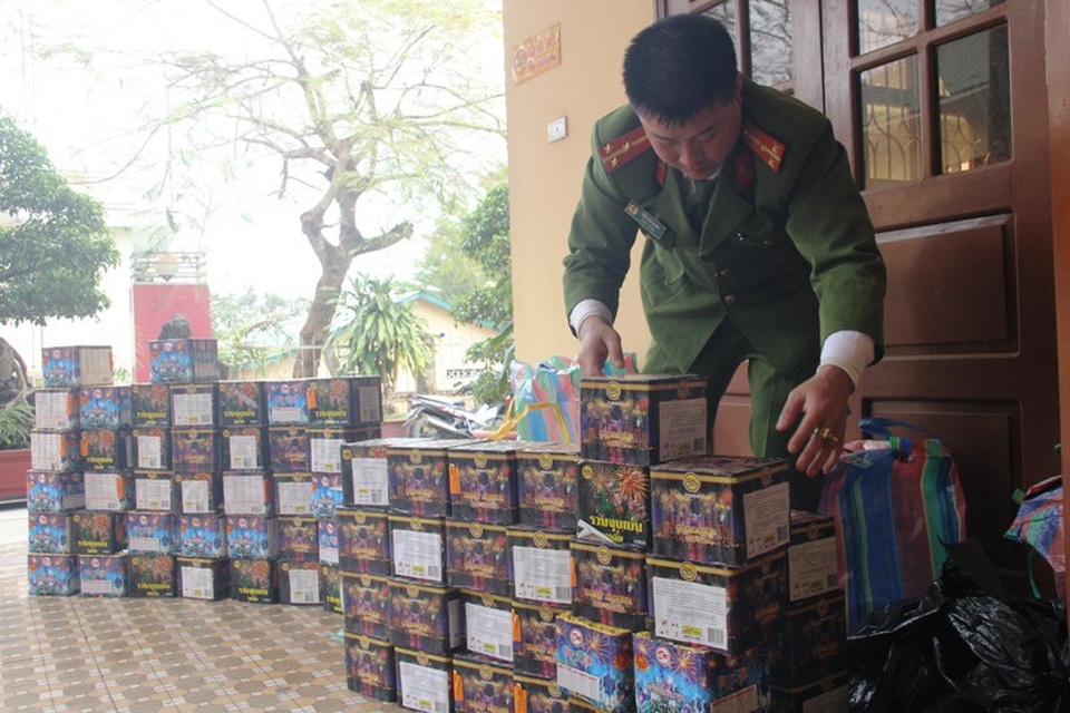 Bắt giữ hàng loạt vụ mua bán, vận chuyển pháo lậu "khủng" vùng biên - 1 Lực lượng chức năng đã bắt giữ hàng chục vụ vận chuyển pháo trong thời gian ngắn
