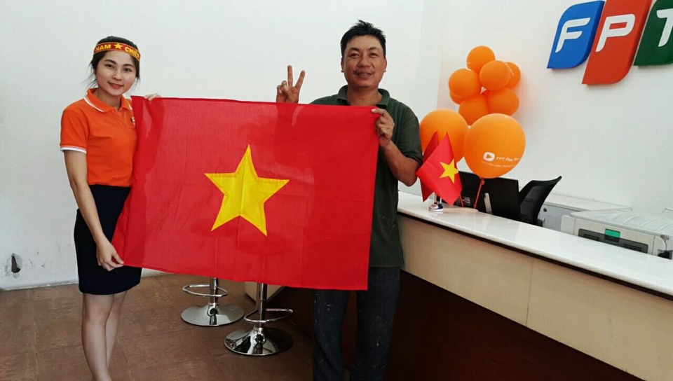 Khách hàng bất ngờ nhận cờ và áo trước chung kết U23 châu Á từ FPT Telecom - 1 Khách hàng bất ngờ khi nhận được phần quà đặc biệt ý nghĩa của FPT trong thời điểm toàn dân Việt Nam hướng về trận chung kết U23 Châu Á. Mang theo mình lá cờ của dân tộc sẽ là cách mà cổ động viên Việt Nam gửi lời chúc chiến thắng tới các tuyển thủ U23.