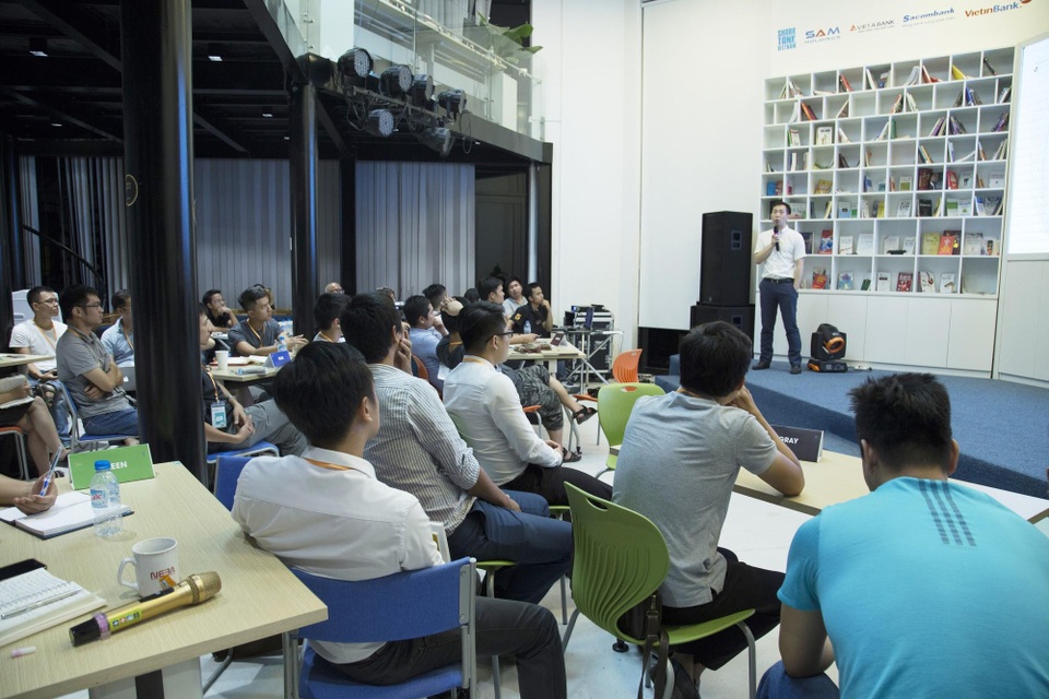 Lần đầu tiên tại châu Á, một quỹ đầu tư cam kết rót vốn 500.000 đô cho 10 startups khi chưa biết mặt - 1 Các startup đang tham gia session của Mentor Nguyễn Ngọc Điệp (Founder & CEO VNP)