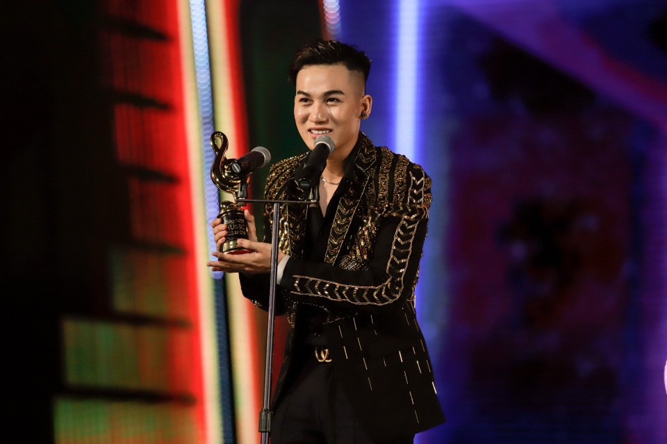 Min, Soobin, Hương Tràm đại thắng tại Zing Music Awards 2017 - 5 Ali Hoàng Dương với giải thưởng Nghệ sĩ mới của năm