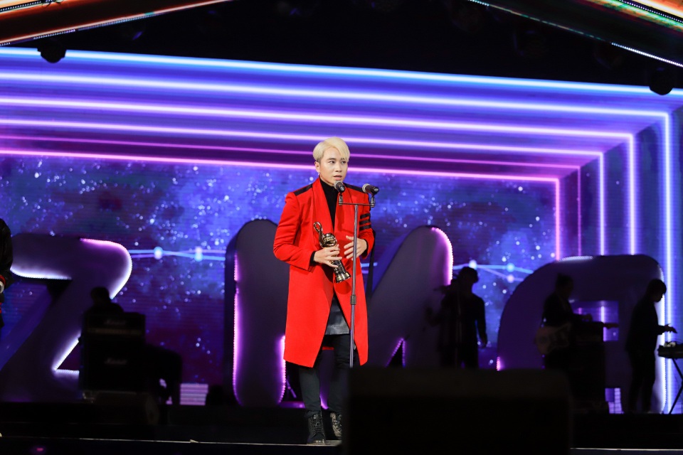 Min, Soobin, Hương Tràm đại thắng tại Zing Music Awards 2017 - 6 Rapper Karik cùng Phương Ly nhận giải Ca khúc Rap/ Hiphop được yêu thích