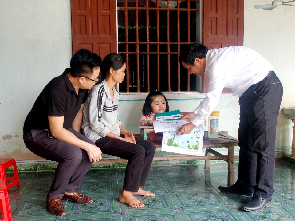 Hơn 27 triệu đồng đến với cô gái xương thủy tinh bẩm sinh - 1 Ông Nguyễn Hữu Chung - Chủ tịch UBND xã Bảo Thành thay mặt PV Dân trí trao quà đến em Thảo.