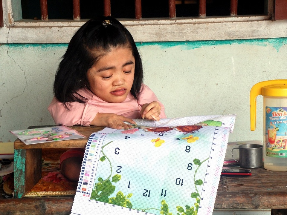 Hơn 27 triệu đồng đến với cô gái xương thủy tinh bẩm sinh - 3 Sản phẩm thêu thủ công của Thảo làm ra cũng mất gần cả tháng trời mới được một tấm như thế này.