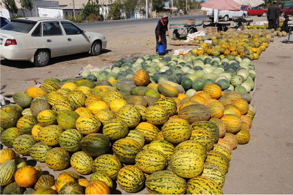 Uzbekistan: Những sự thật thú vị ít người biết tới - 4 Một sạp hàng bán dưa ở Uzbekistan
