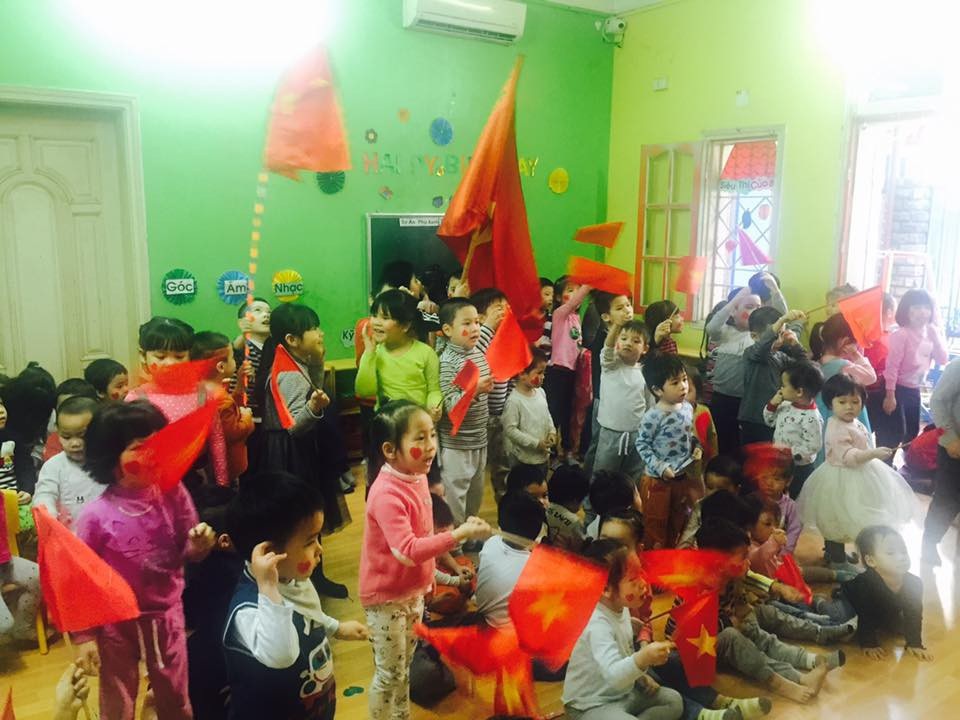 U23 Việt Nam: Trường mầm non bất ngờ giảm học phí cho HS có tên Dũng - Hải - 2 Học sinh Trường mầm non Sơn ca cổ vũ U23 Việt Nam và U23 Qatar.