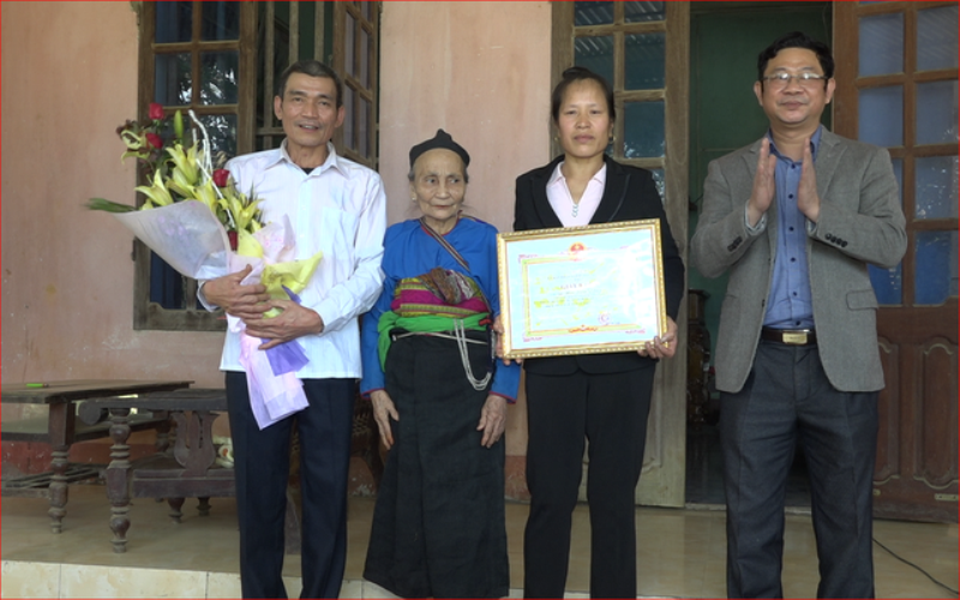 Gia đình thủ môn Bùi Tiến Dũng đón thêm niềm vui - 3 Trước đó, Chủ tịch UBND huyện Ngọc Lặc cũng tặng giấy khen và thưởng 5 triệu đồng cho gia đình thủ môn Bùi Tiến Dũng