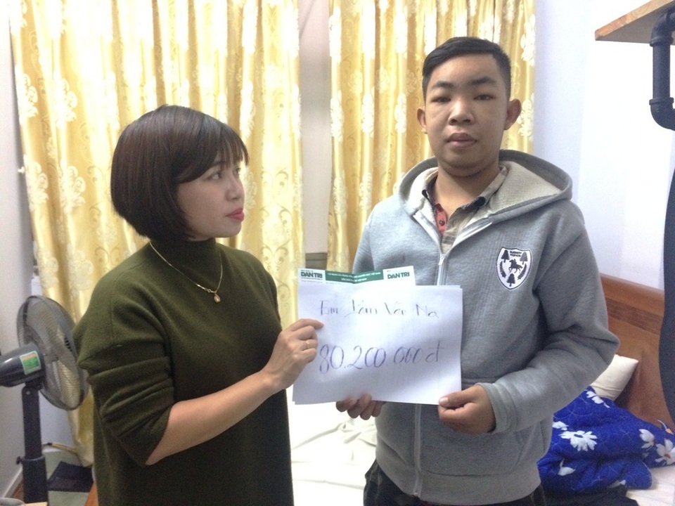 Trao hơn 80 triệu đồng đến cậu sinh viên mồ côi mắc bệnh suy thận mãn - 1 Nhà báo Phạm Tâm - Phó trưởng VP đại diện báo Dân trí khu vực ĐBSCL đến thăm hỏi và trao số tiền 80.200.000đồng do bạn đọc hỗ trợ cho em Na trong tuần 1 tháng 10.