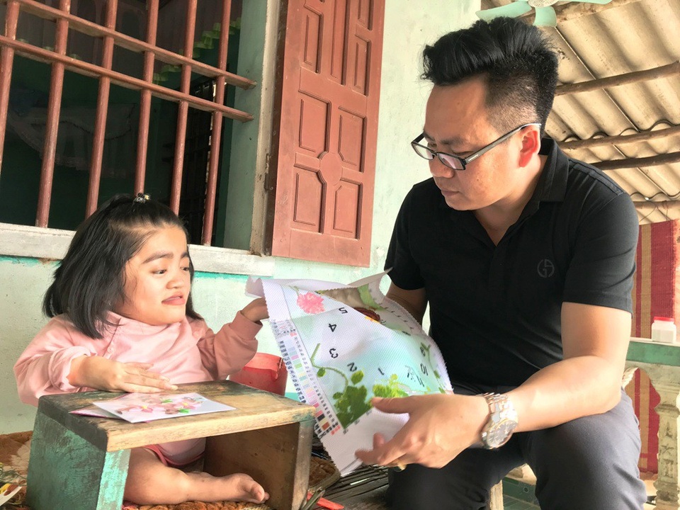Hơn 27 triệu đồng đến với cô gái xương thủy tinh bẩm sinh - 2 Thảo chia sẻ cùng PV Dân trí về sản phẩm của mình đang làm.