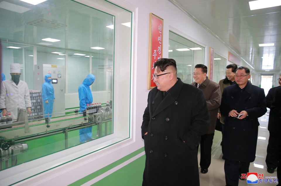Đệ nhất phu nhân Triều Tiên tháp tùng ông Kim Jong-un thăm nhà máy - 5 Theo KCNA, ông Kim Jong-un cũng chia sẻ kế hoạch phát triển nhà máy dược phẩm Bình Nhưỡng thành nhà máy tiêu chuẩn trong ngành công nghiệp dược phẩm của Triều Tiên và là hình mẫu cho các nhà máy khác trên cả nước