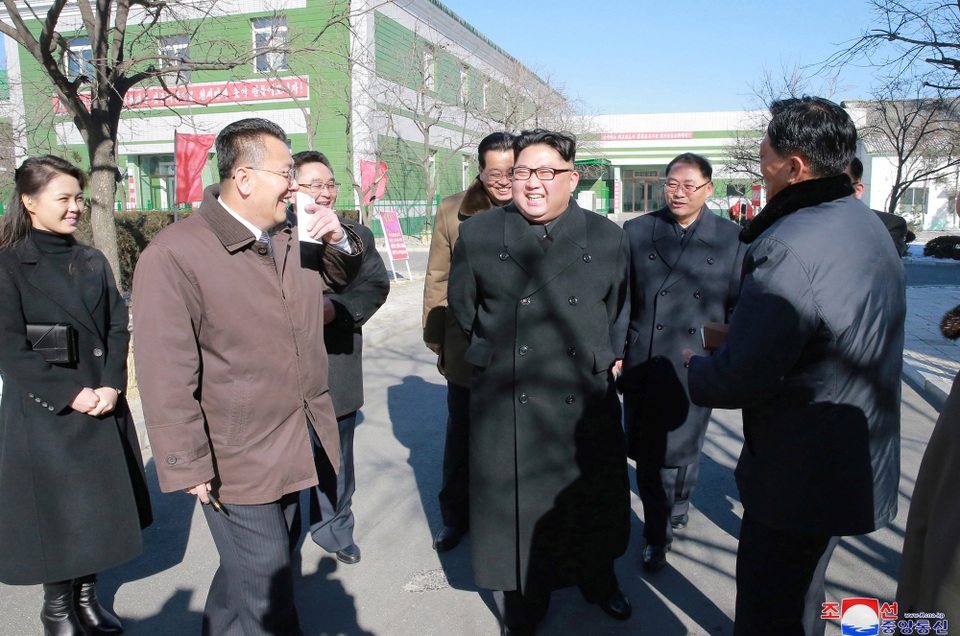 Đệ nhất phu nhân Triều Tiên tháp tùng ông Kim Jong-un thăm nhà máy - 1 Theo hãng thông tấn quốc gia Triều Tiên (KCNA) đưa tin ngày 25/1, nhà lãnh đạo Kim Jong-un cùng Đệ nhất phu nhân Ri Sol-ju đã tới thăm nhà máy dược phẩm Bình Nhưỡng. Tháp tùng ông Kim Jong-un trong chuyến đi này còn có các quan chức cấp cao của chính quyền Triều Tiên và các lãnh đạo của nhà máy.
