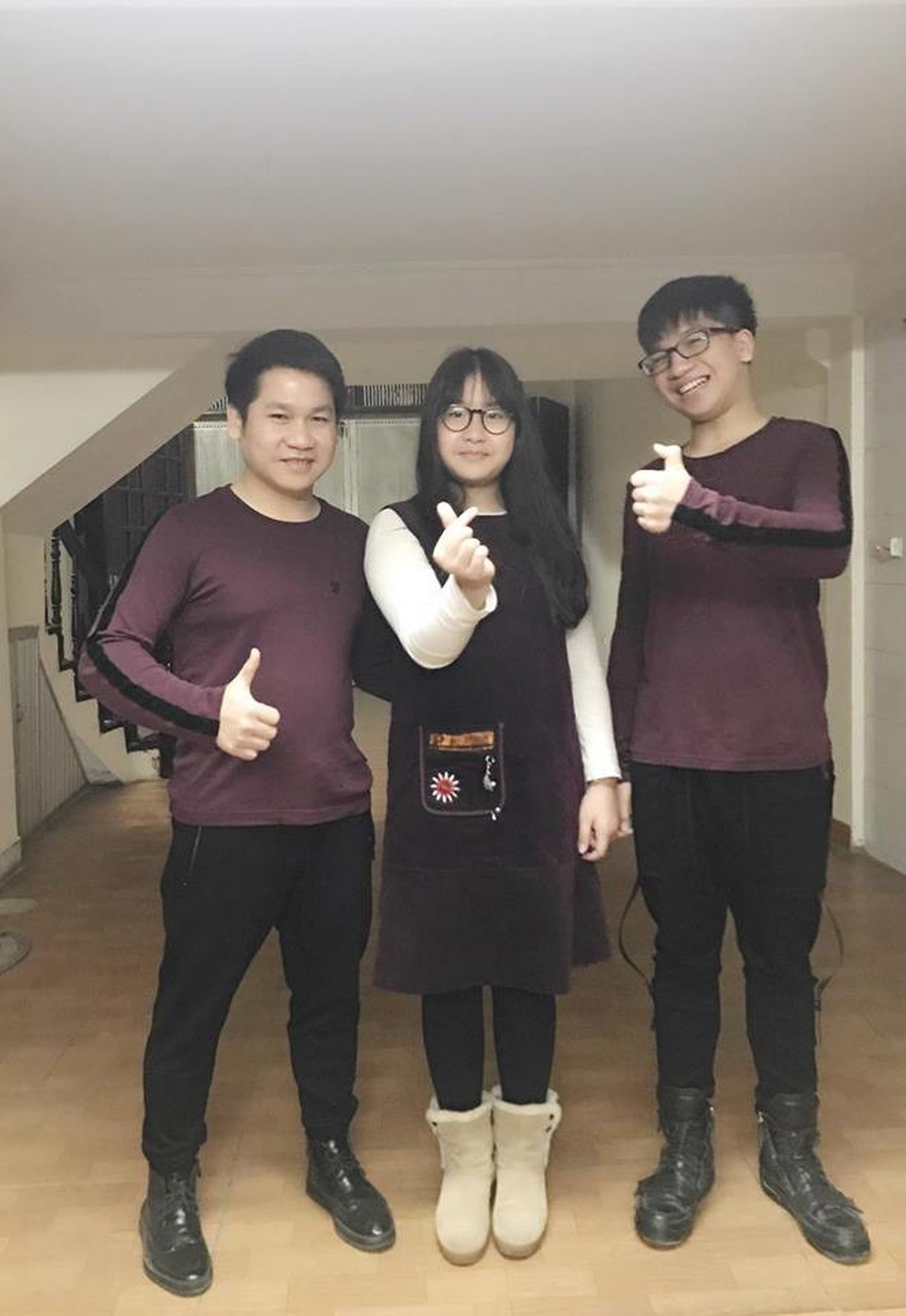 Các sao Việt nói gì trước ngày sang Trung Quốc cổ vũ cho U23 Việt Nam? - 4 Gia đình ca sĩ Trọng Tấn đã chuẩn bị tinh thần để đón mừng niềm vui chiến thắng.