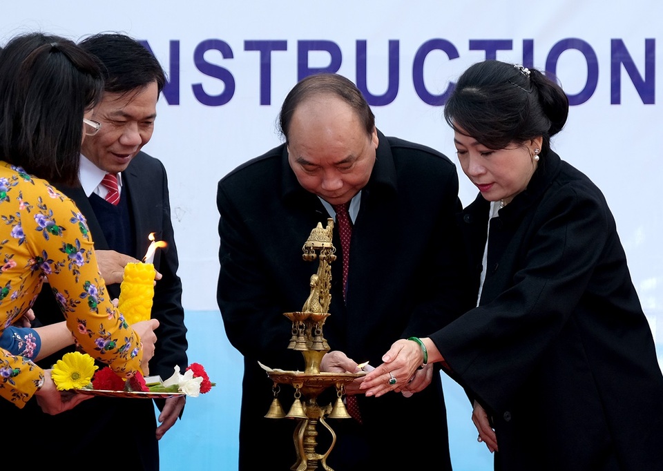 Thủ tướng động thổ xây dựng trụ sở Đại sứ quán Việt Nam tại Ấn Độ - 2 Thủ tướng và Phu nhân thực hiện nghi thức đốt đèn (ảnh: VGP)