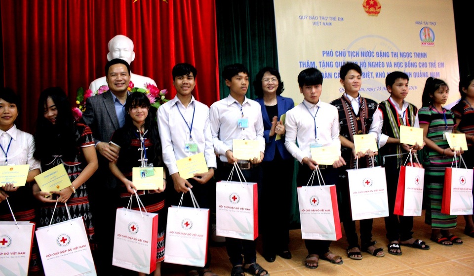 Phó Chủ tịch nước tặng quà Tết đồng bào, chiến sĩ Quảng Nam - 1 Phó Chủ tịch nước tặng quà đến học sinh huyện Tây Giang