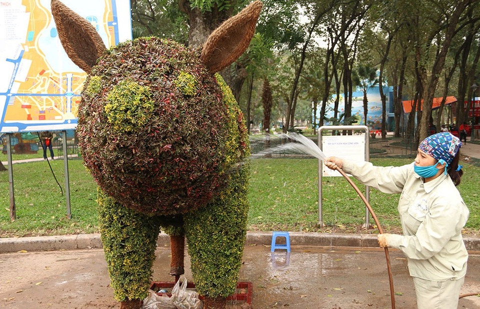 Được biết, mỗi mô hình linh vật ở đây có chiều cao từ 2-3m và được các công nhân cắt tỉa, tưới nước mỗi ngày