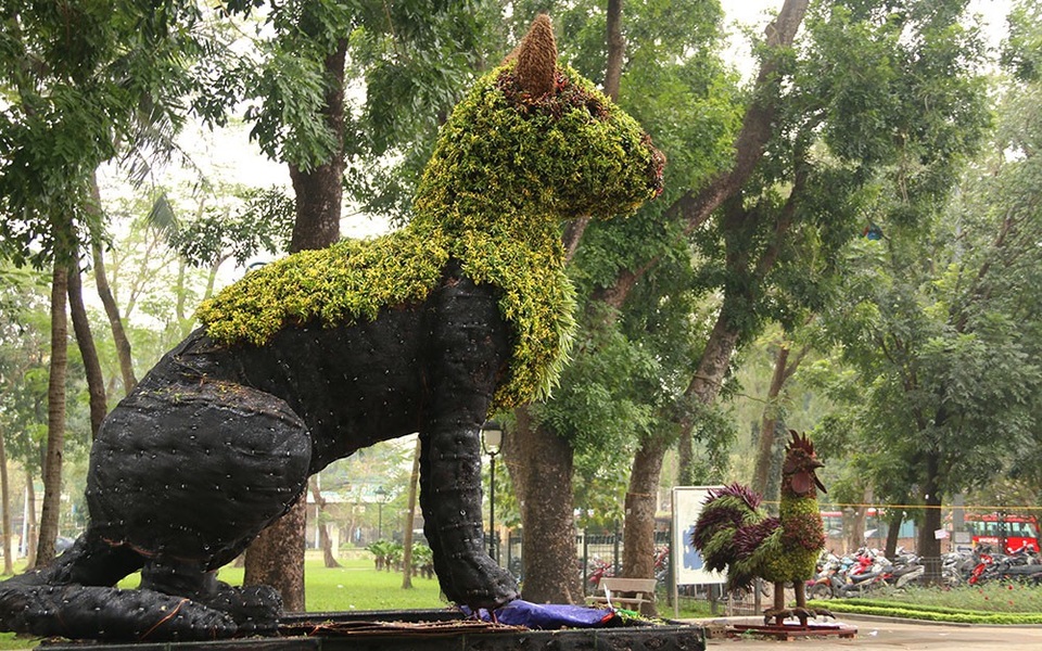 Chú chó - linh vật của năm Mậu Tuất đang được các công nhân gấp rút hoàn thiện. Được biết, các con vật sau khi tạo hình hoàn thiện sẽ được trưng bày tại công viên Thống Nhất cho khách tham quan thưởng lãm.