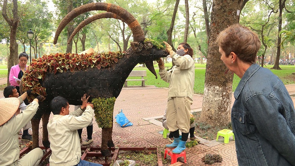 Gần một tuần nay, nhiều người đi đường không khỏi thích thú khi thấy sự xuất hiện của 12 con giáp với kích thước khổng lồ tại công viên Thống Nhất (Hà Nội).