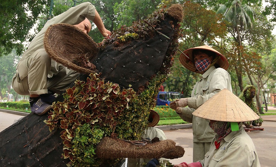 Để tạo cho các con vật có hình dáng giống như thật nhất, ban đầu các nghệ nhân sẽ lên ý tưởng trên hình vẽ, sau đó bắt tay vào việc tạo khuôn sắt rồi đổ đất dinh dưỡng ở bên trong. Các cây hoa sẽ được tính toán trồng theo các tỷ lệ và màu sắc nhất định để làm nổi bật màu sắc của các con vật.